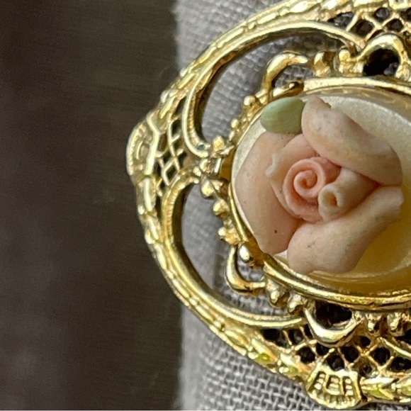 1928 | Vintage | Pink Rose Collection Porcelain Flower Gold Tone Pin Brooch - Picture 2 of 14